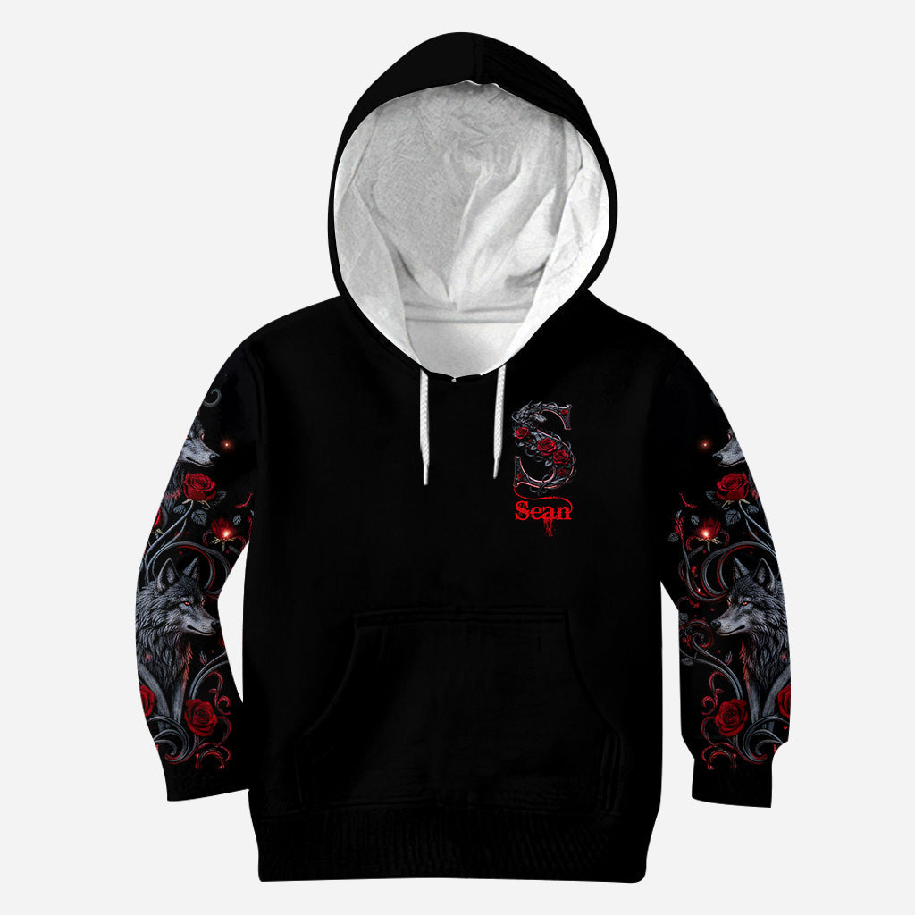 Wolf und Rosen, Initialen-Personalisierung - Personalisiertes Wolf-Shirt mit Allover-Print