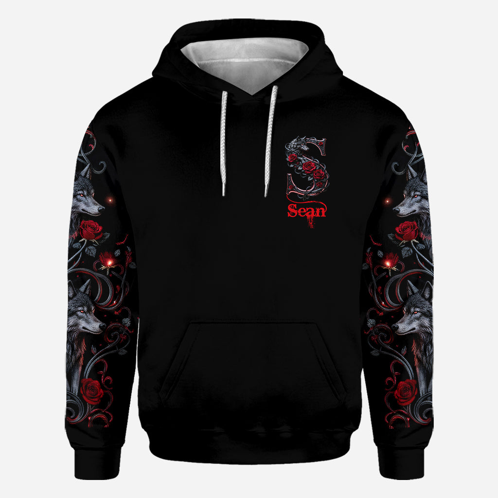 Wolf und Rosen, Initialen-Personalisierung - Personalisiertes Wolf-Shirt mit Allover-Print