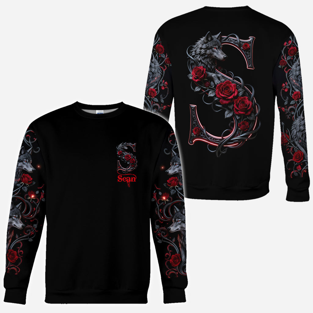 Wolf und Rosen, Initialen-Personalisierung - Personalisiertes Wolf-Shirt mit Allover-Print