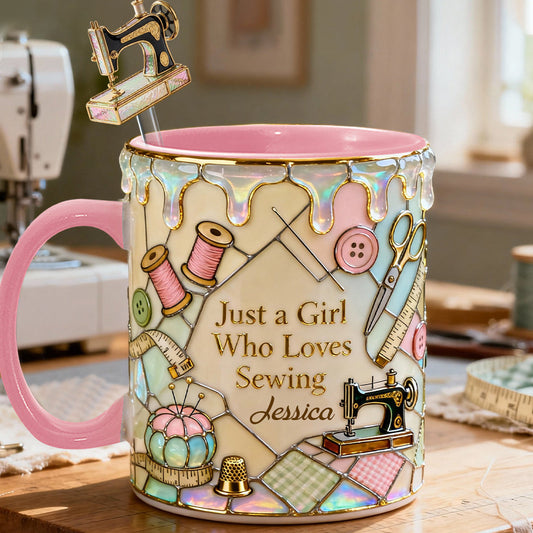 Einfach ein Mädchen, das Nähen liebt – Personalisierter Nähset-Becher mit Acryl-Rührstäbchen