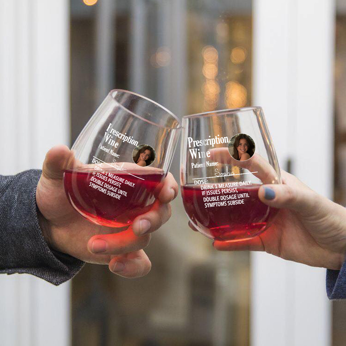 Lustiges Foto mit dem Spruch „Trinken Sie täglich einen Schluck“ – personalisiertes Weinglas