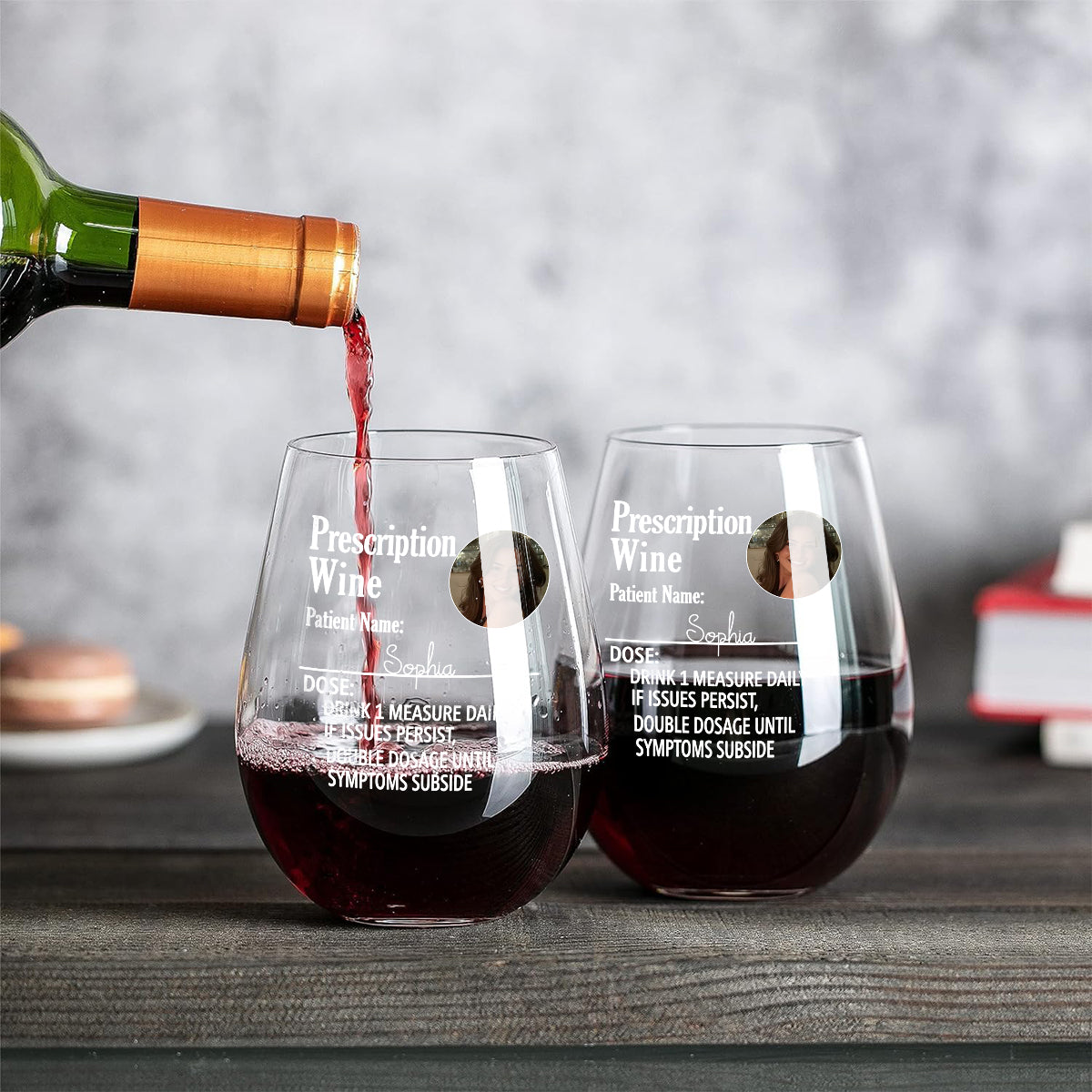 Lustiges Foto mit dem Spruch „Trinken Sie täglich einen Schluck“ – personalisiertes Weinglas