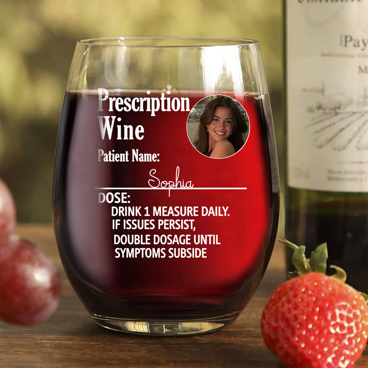 Lustiges Foto mit dem Spruch „Trinken Sie täglich einen Schluck“ – personalisiertes Weinglas