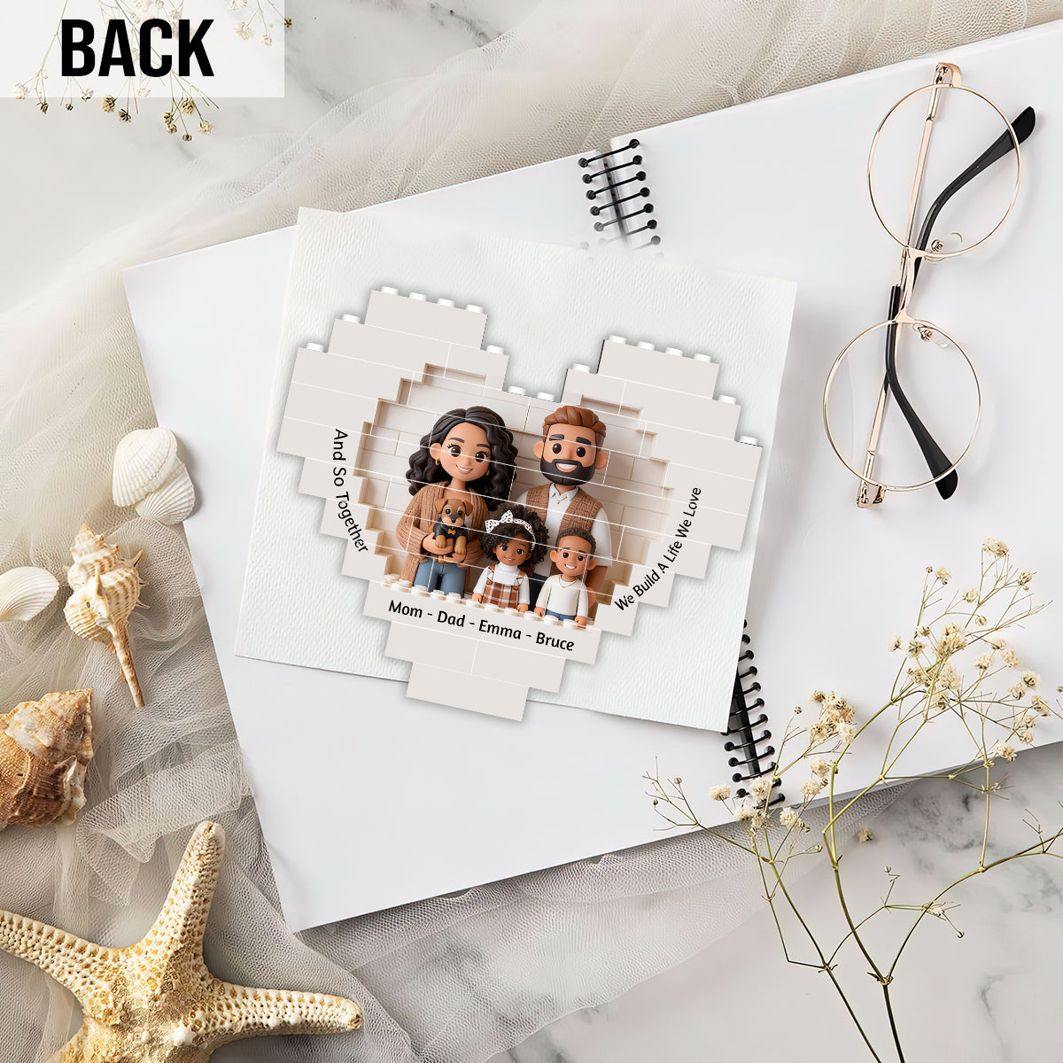 Ensemble, nous construisons une vie que nous aimons - Blocs de construction en forme de cœur personnalisés pour la famille, imprimés des deux côtés