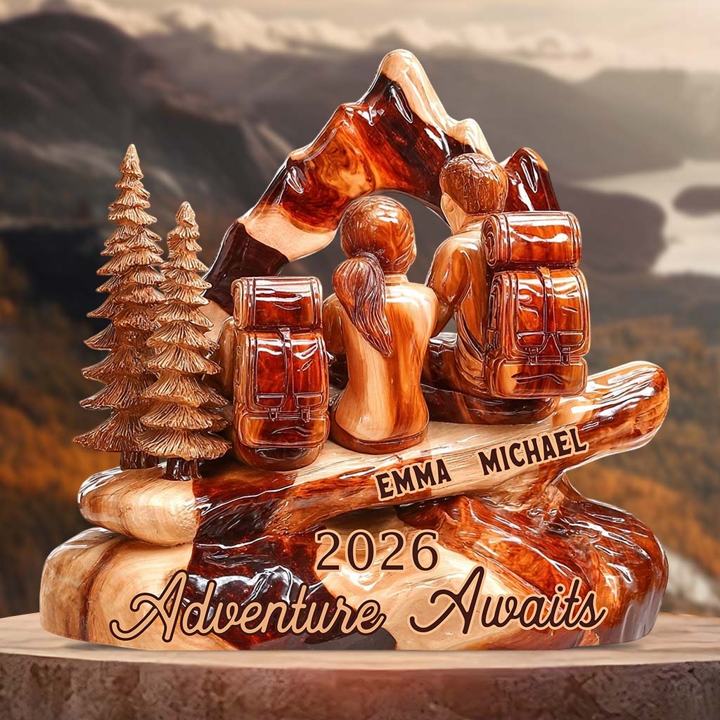 L'aventure vous attend en couple de randonneurs ! - Plaque en bois personnalisée pour la randonnée