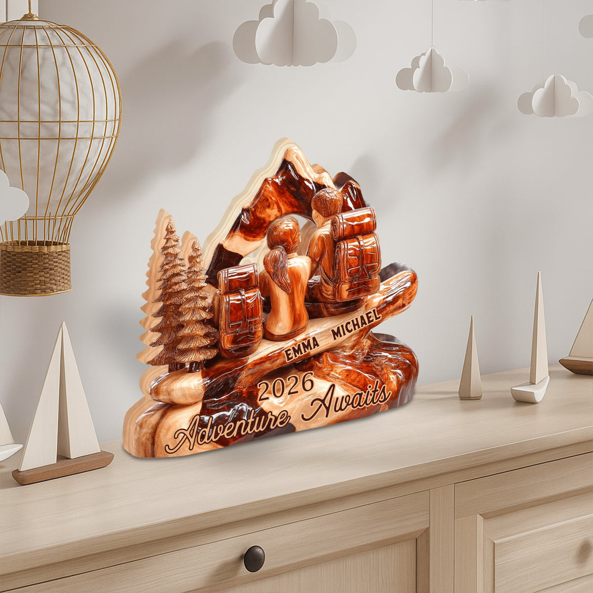 L'aventure vous attend en couple de randonneurs ! - Plaque en bois personnalisée pour la randonnée