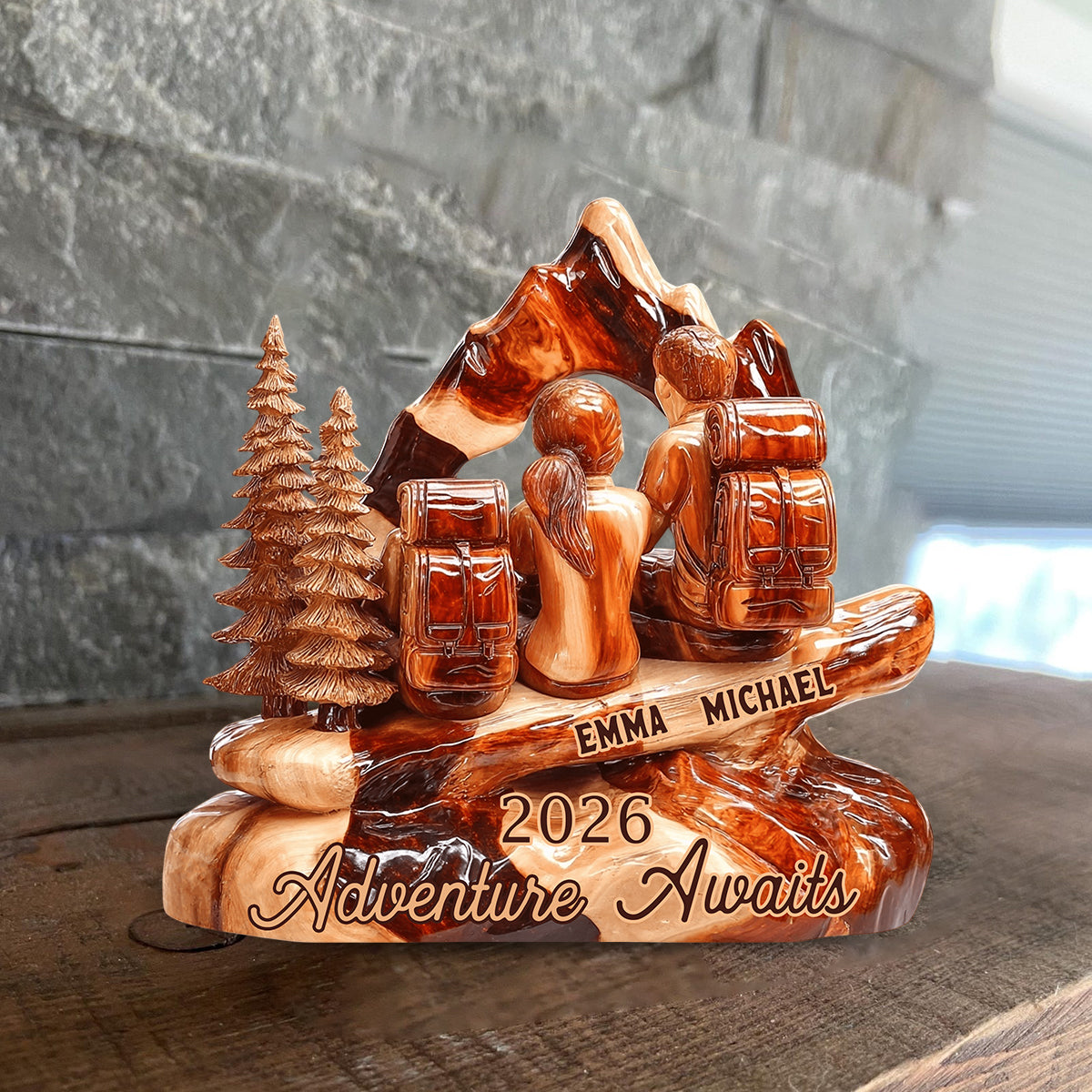 L'aventure vous attend en couple de randonneurs ! - Plaque en bois personnalisée pour la randonnée