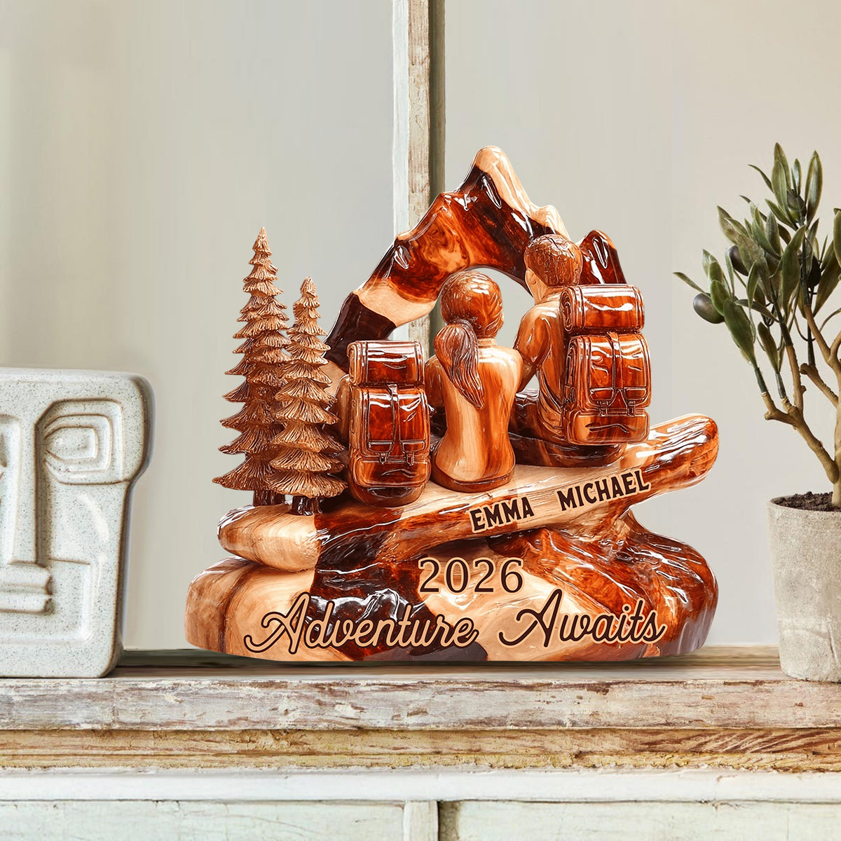 L'aventure vous attend en couple de randonneurs ! - Plaque en bois personnalisée pour la randonnée