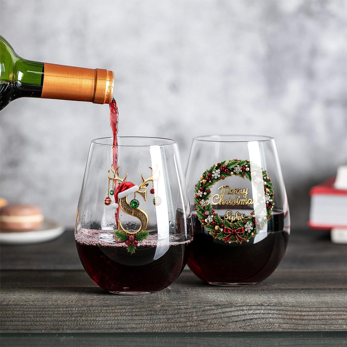 Frohe Weihnachten! Anfangsbuchstaben der Namen – personalisiertes Weinglas mit Familienmotiv.