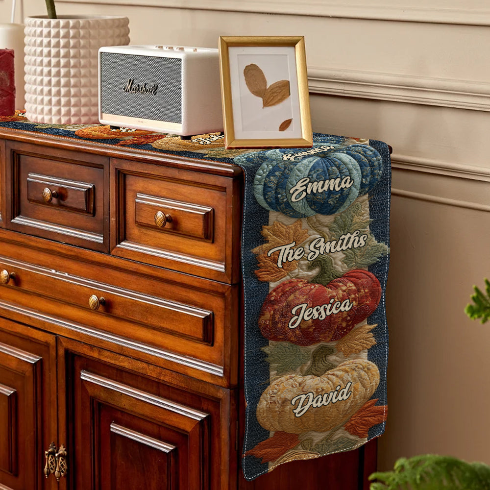 Bis zum Saisonende – Personalisierter Tischläufer für die Familie