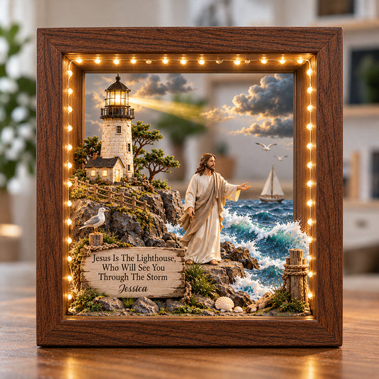 Jésus Est Le Phare, Qui Vous Guidera À Travers La Tempête - Cadre LED En Bois Chrétien Personnalisé
