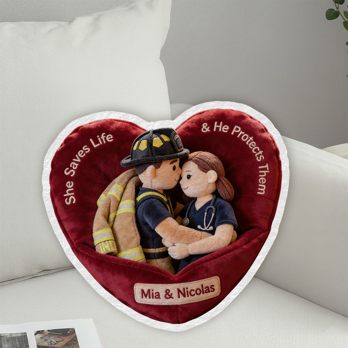 Toi et moi, on gère ! - Coussin personnalisé en fausse fourrure en forme d'infirmière