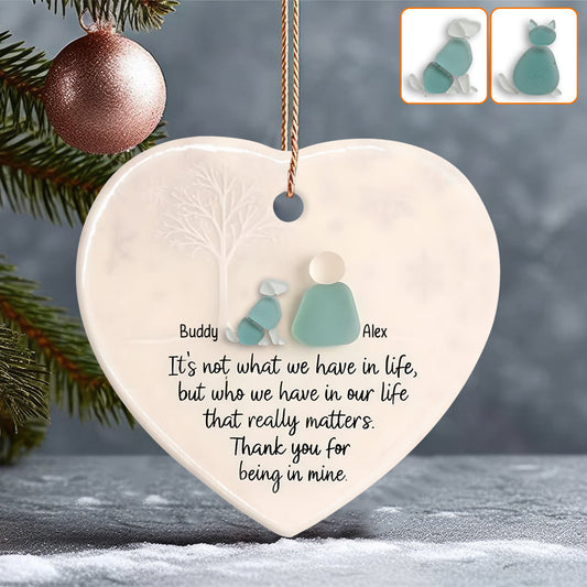 Ce n'est pas ce que nous possédons dans la vie qui compte - Ornement en forme de cœur en céramique personnalisé pour chien