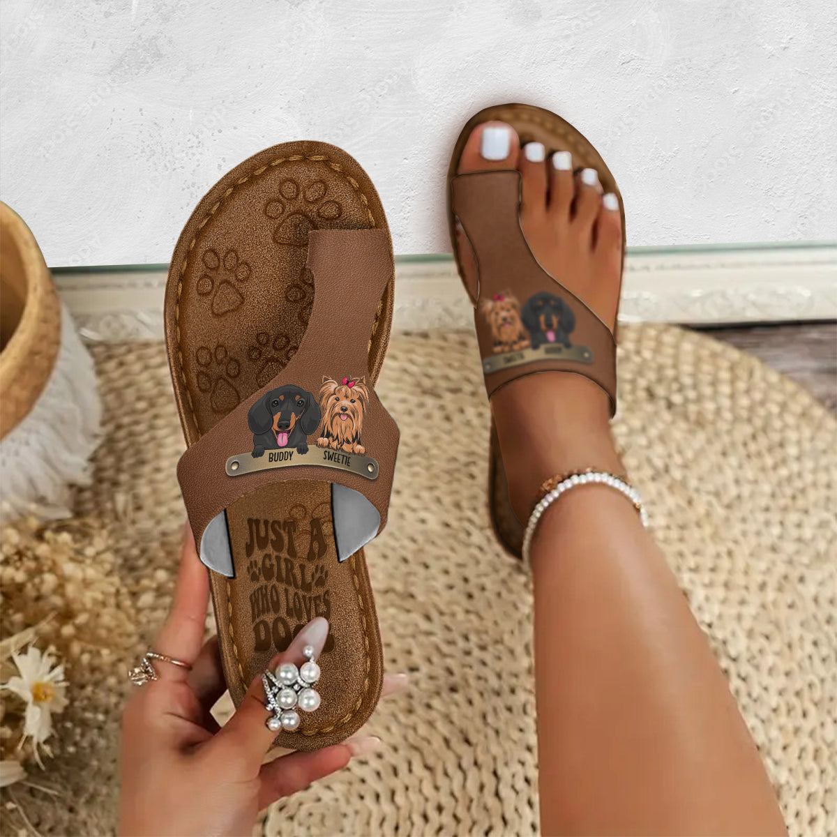 Einfach ein Mädchen, das Hunde liebt – personalisierte Hunde-Sandalen mit offener Zehenpartie