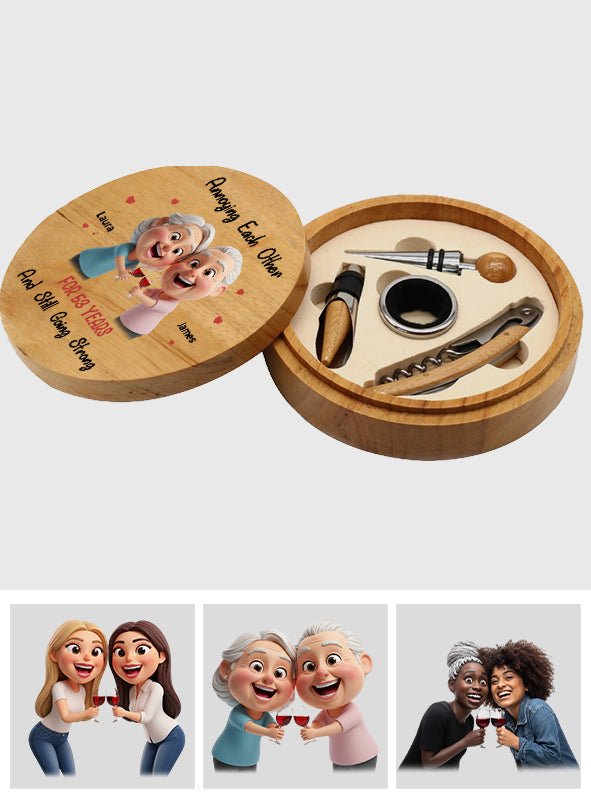 S'agacer mutuellement - Mascotte caricaturale et exagérée - Coffret ouvre-bouteille personnalisé