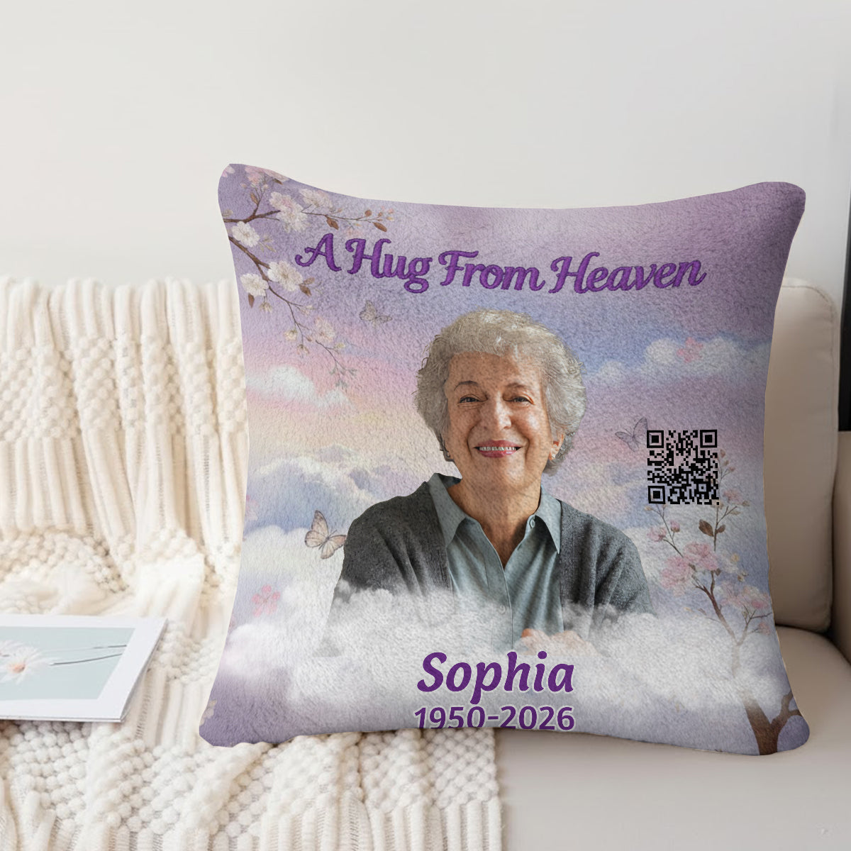 Eine Umarmung aus dem Himmel – Personalisiertes Gedenkkissen aus Kunstfell (quadratisch)