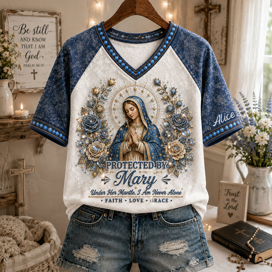 Protégé par Mary - T-Shirt V-Cou Personnalisé Imprimé Intégral