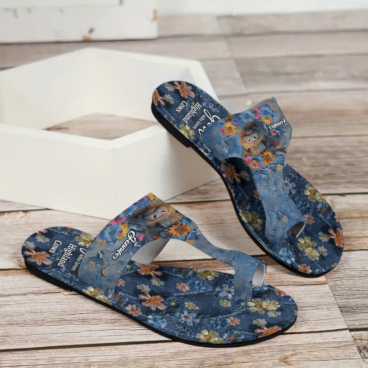 Einfach ein Mädchen, das Hochlandrinder liebt – personalisierte Zehensandalen mit Hochlandrind-Motiv