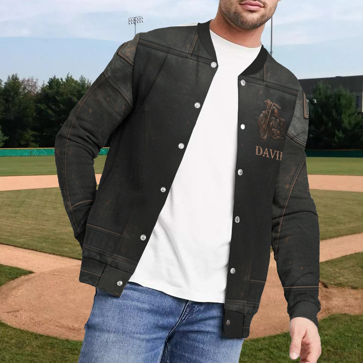 Unterschätze niemals einen alten Mann mit einem Motorrad – personalisierte Biker-Collegejacke