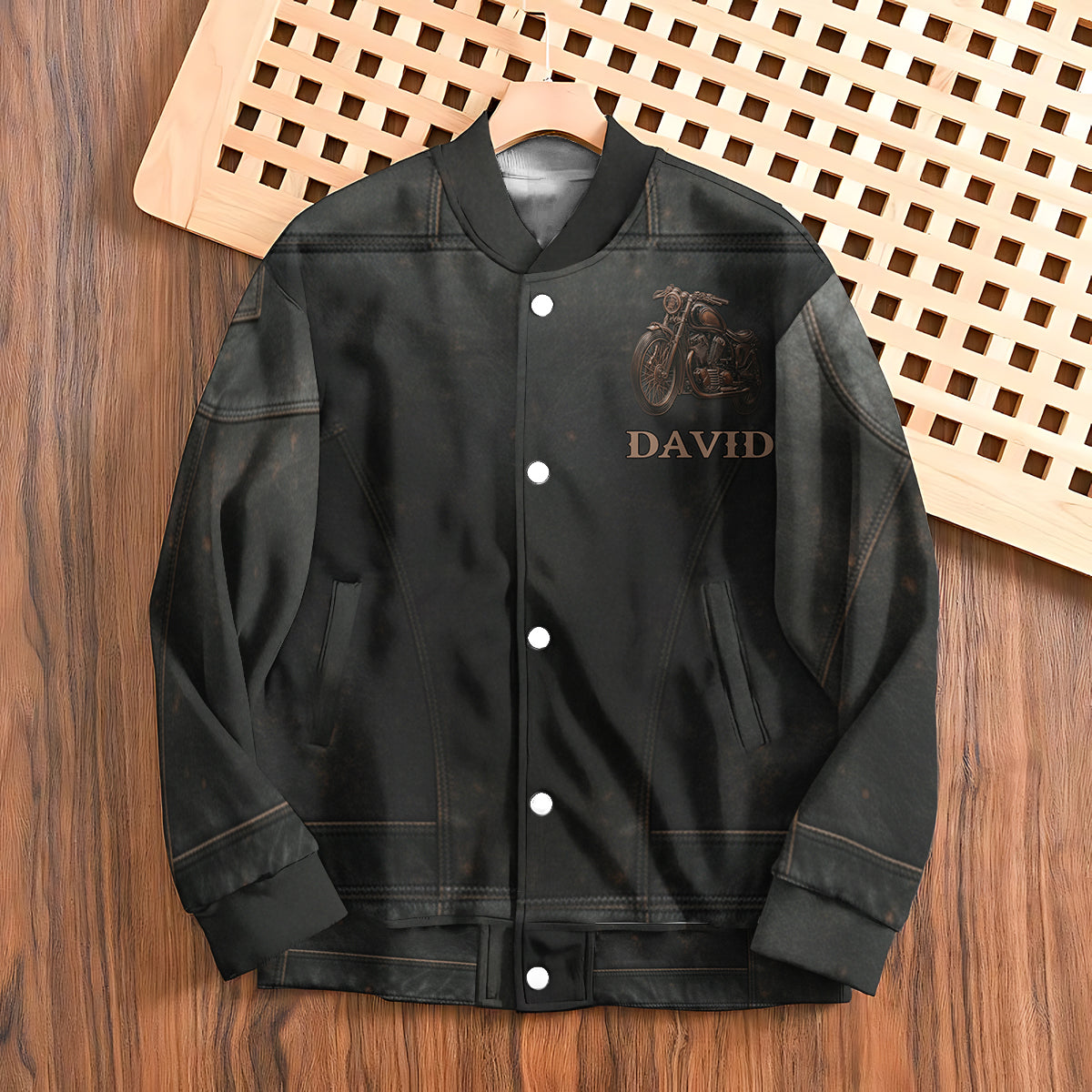 Unterschätze niemals einen alten Mann mit einem Motorrad – personalisierte Biker-Collegejacke