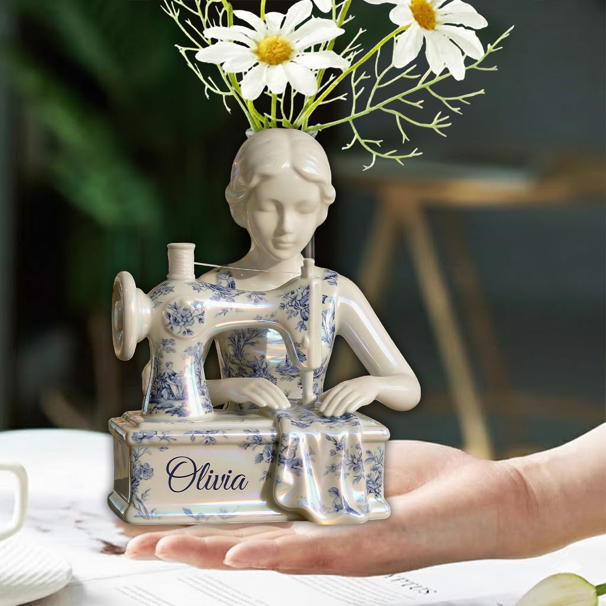 Toile-de-Jouy-Motiv: Vintage-Näherin – personalisierte Acryl-Blumenvase in individueller Form