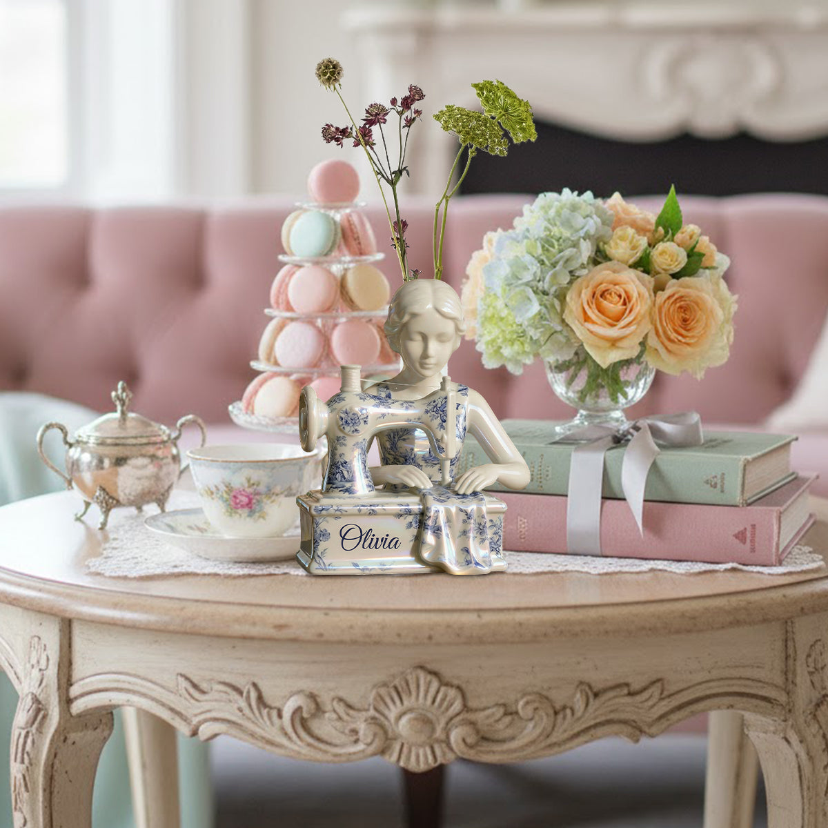 Toile-de-Jouy-Motiv: Vintage-Näherin – personalisierte Acryl-Blumenvase in individueller Form