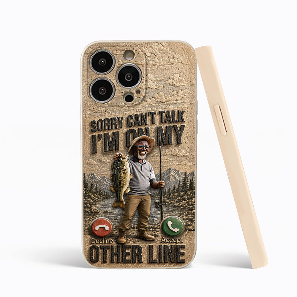 Ich bin an meiner anderen Leitung, Geschenk für Angelliebhaber - Personalisierte 3D-geprägte Leder-Handyhülle