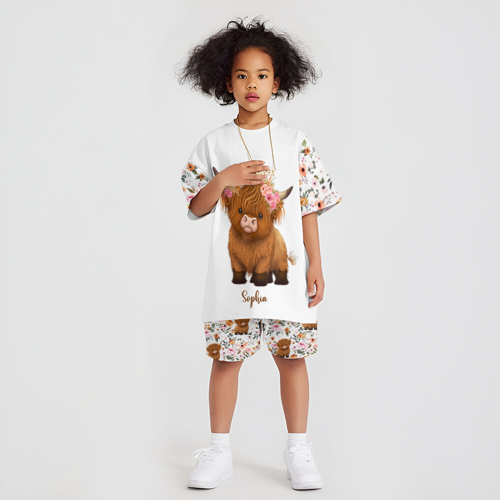 Hochlandrind mit Blumenmuster – Personalisiertes T-Shirt und Shorts für Kinder mit Hochlandrind-Motiv