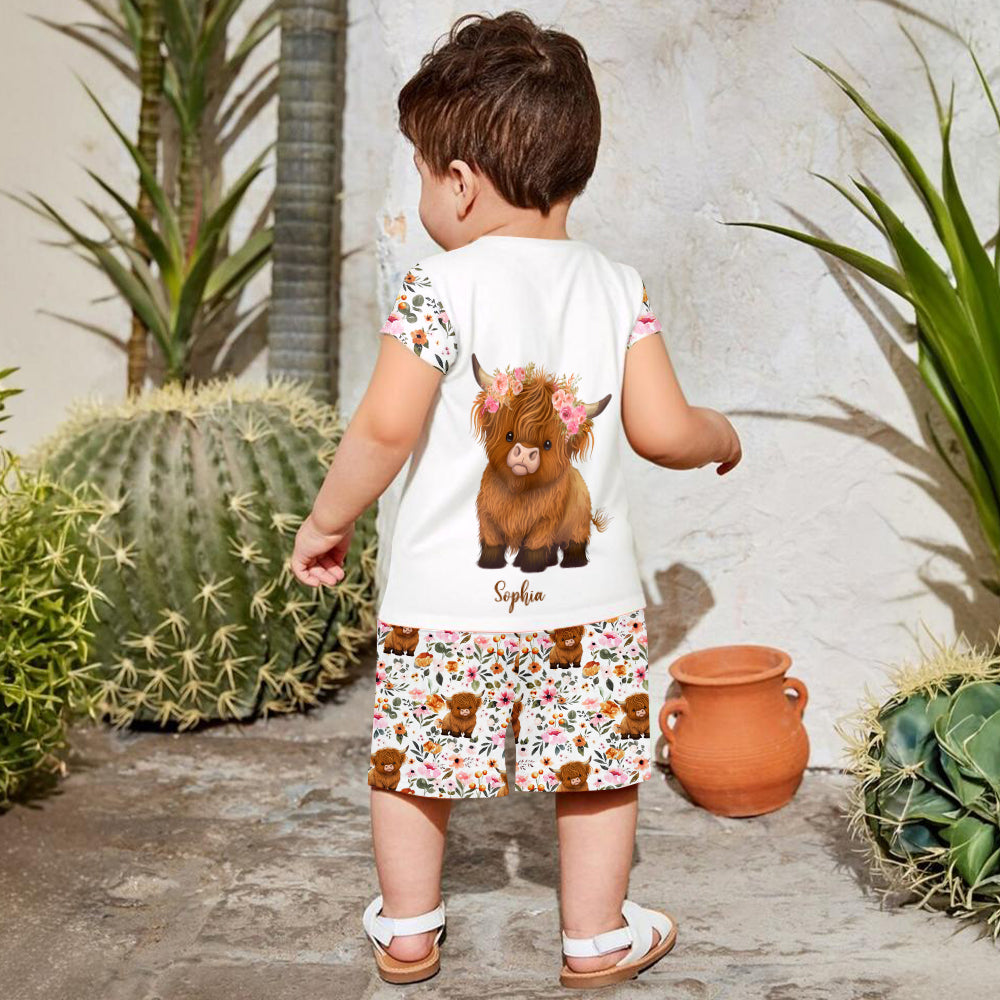 Hochlandrind mit Blumenmuster – Personalisiertes T-Shirt und Shorts für Kinder mit Hochlandrind-Motiv