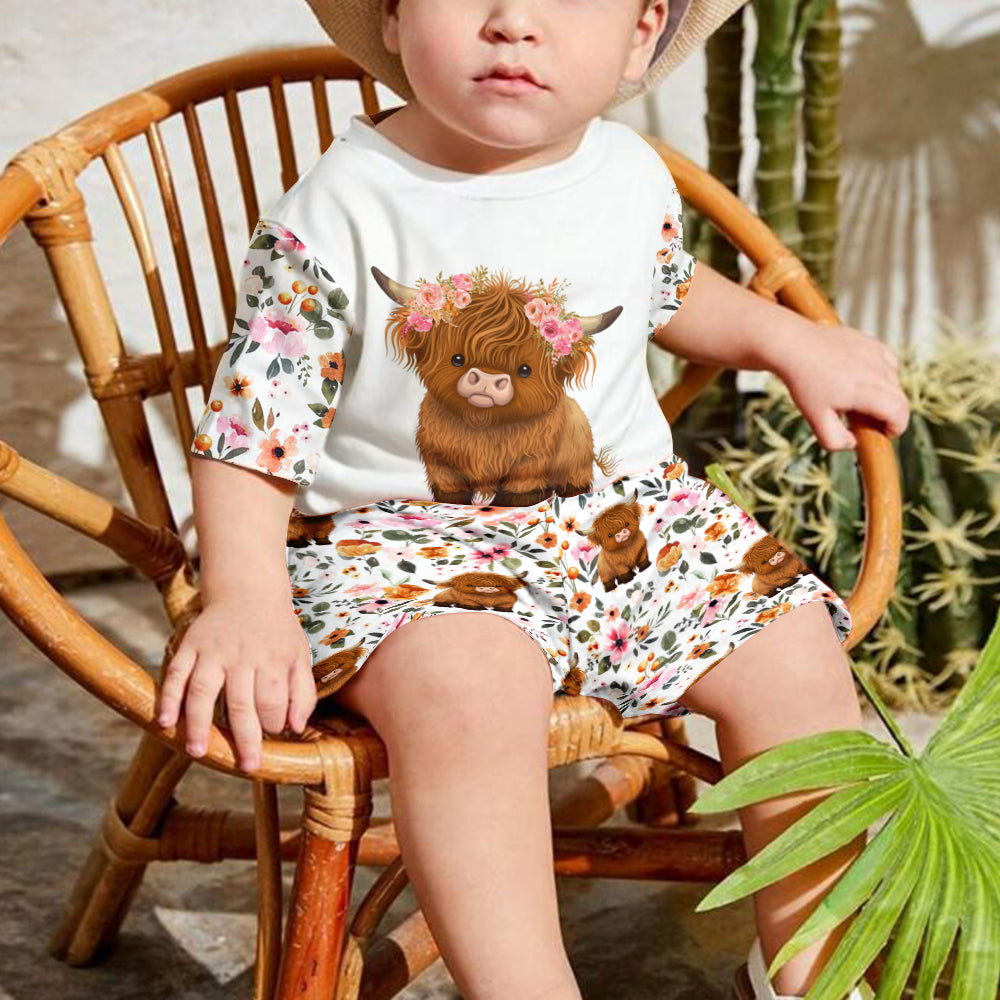 Hochlandrind mit Blumenmuster – Personalisiertes T-Shirt und Shorts für Kinder mit Hochlandrind-Motiv