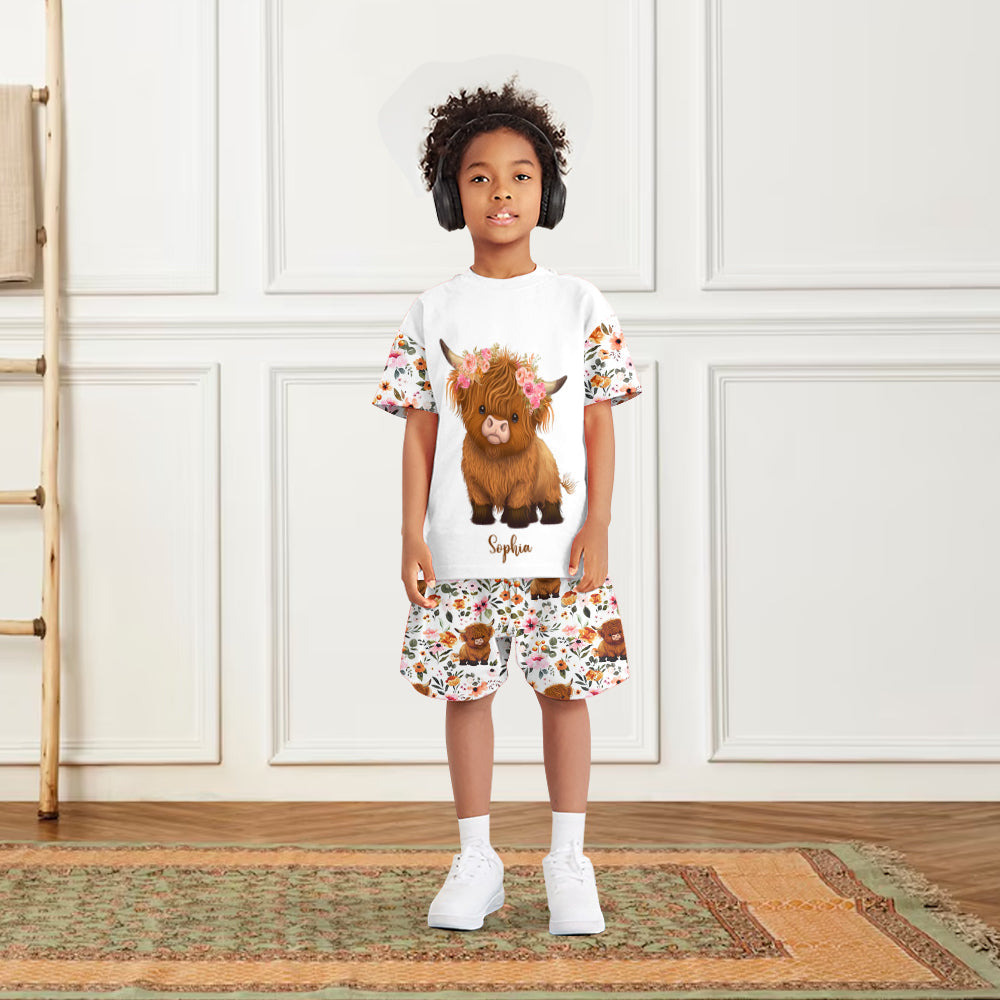 Hochlandrind mit Blumenmuster – Personalisiertes T-Shirt und Shorts für Kinder mit Hochlandrind-Motiv
