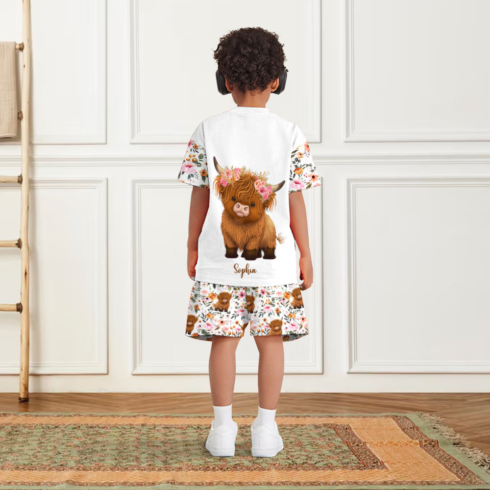 Hochlandrind mit Blumenmuster – Personalisiertes T-Shirt und Shorts für Kinder mit Hochlandrind-Motiv
