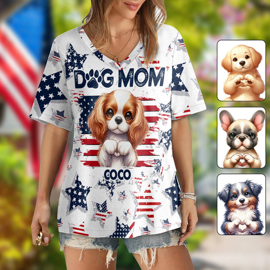 Patriot Dog Mom - Personalisiertes T-Shirt mit V-Ausschnitt und vollflächigem Hunde-Aufdruck