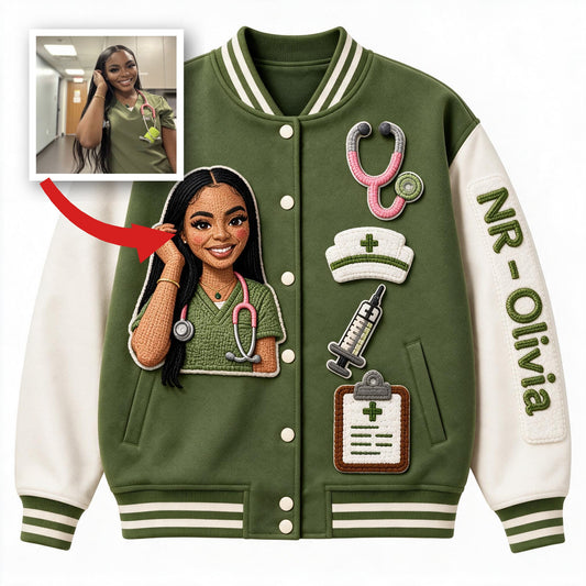 Personalisierte schwarze Nurse Life Varsity-Jacke - Individuelles gesticktes Geschenk für das Pflegepersonal