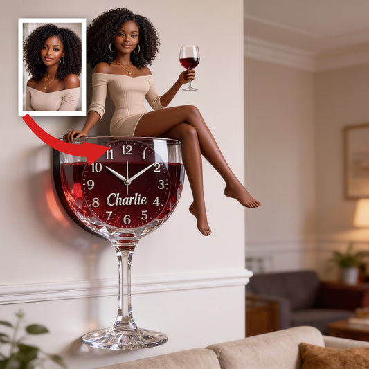 Horloge Murale Acrylique Femme Noire aux Cheveux Bouclés Personnalisée, Cadeau Unique pour Amateurs de Vin