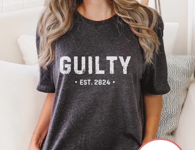 „Gu1lty 2024“-T-Shirt, lustiges politisches Satire-T-Shirt, perfekt für Anti-45-Humor, Geschenk für Politikbegeisterte (T-Shirt & Hoodie)