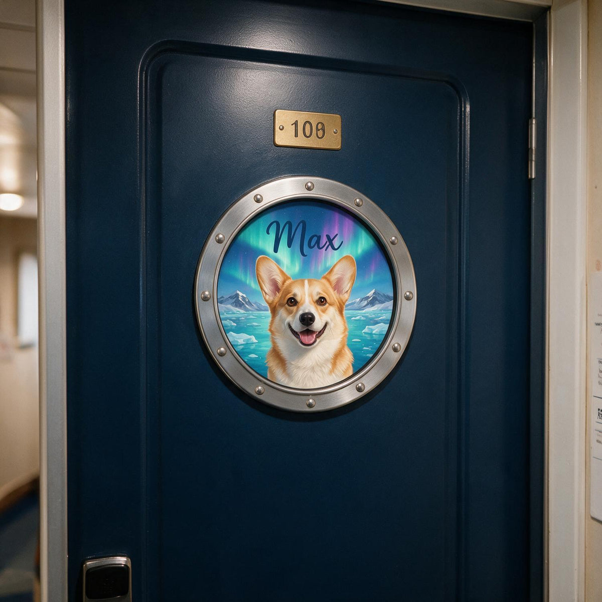 Personalisierter lächelnder Corgi, der durch das Bullauge schaut - Reisemagnet für Tierliebhaber