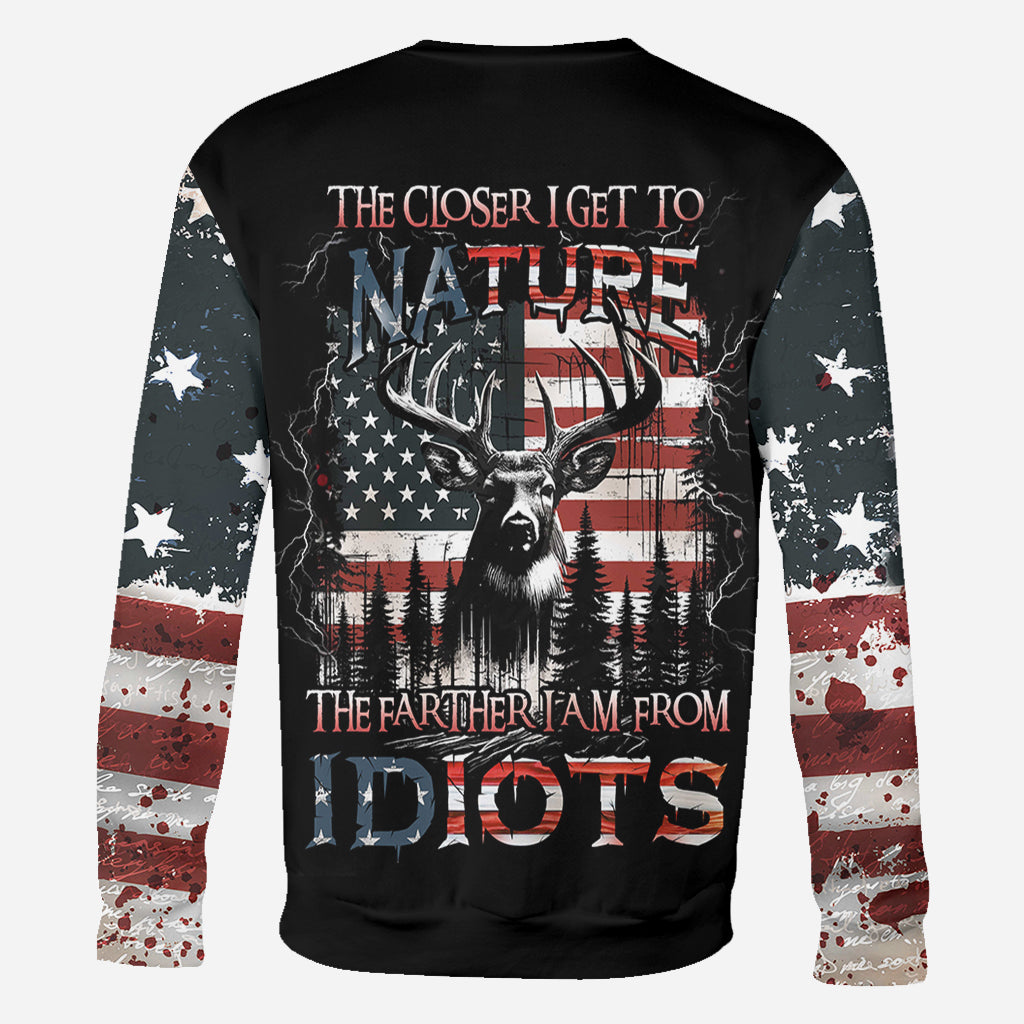 Plus je me rapproche de la nature, plus je deviens le père que je suis. T-shirt personnalisé « Chasse partout » de la série « Idiots ».