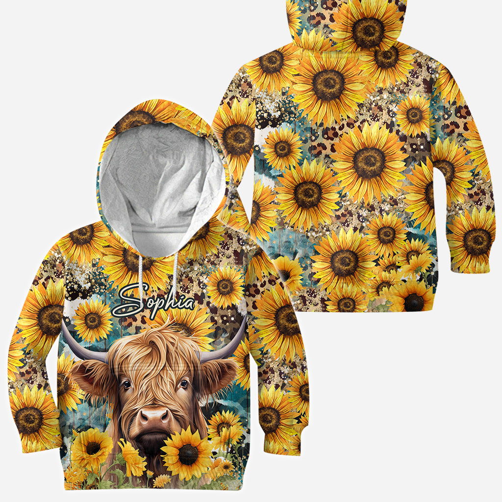 Hochlandrind zwischen Sonnenblumen - Personalisiertes Allover-Shirt