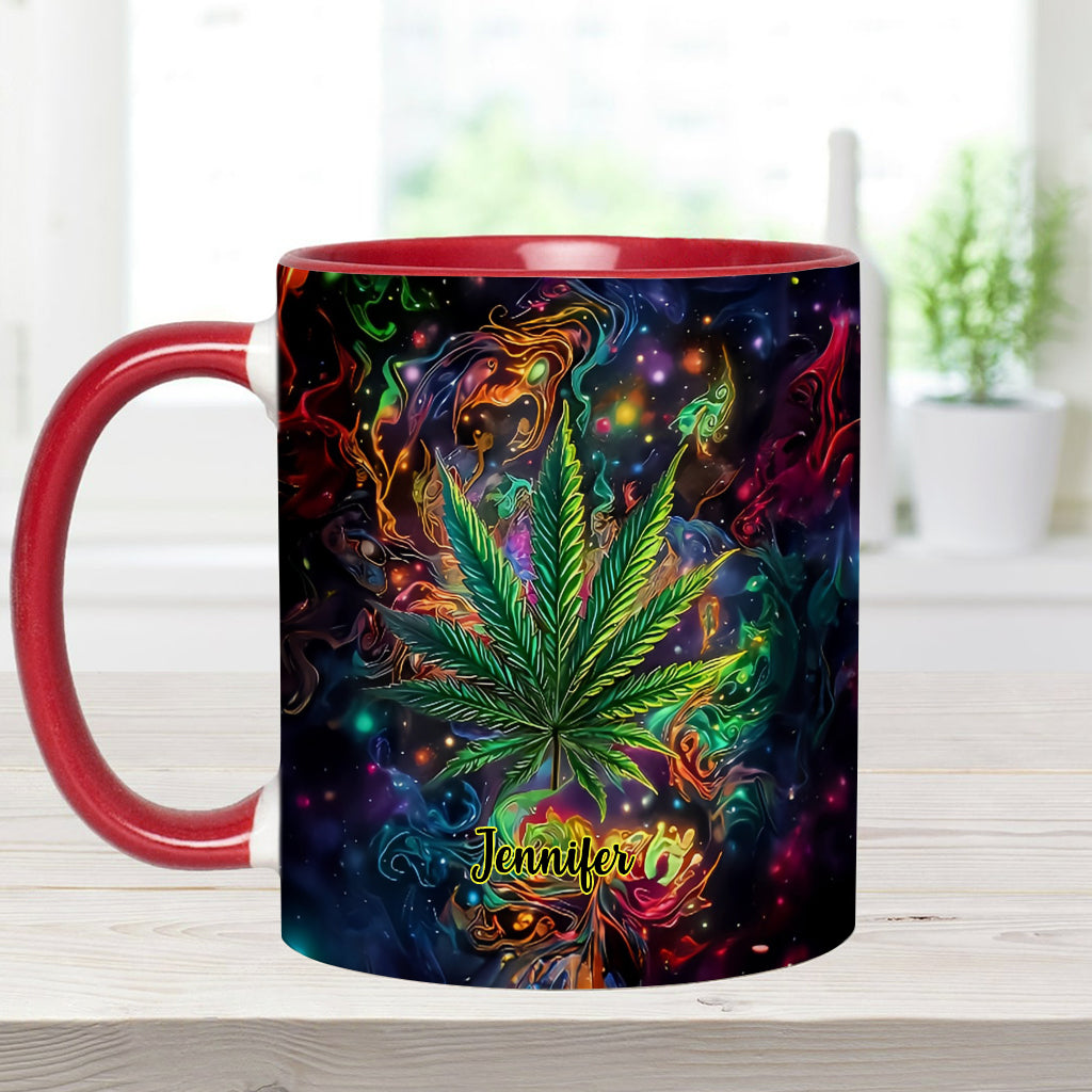 Stoner Chick – Personalisierter Becher mit Cannabis-Akzent