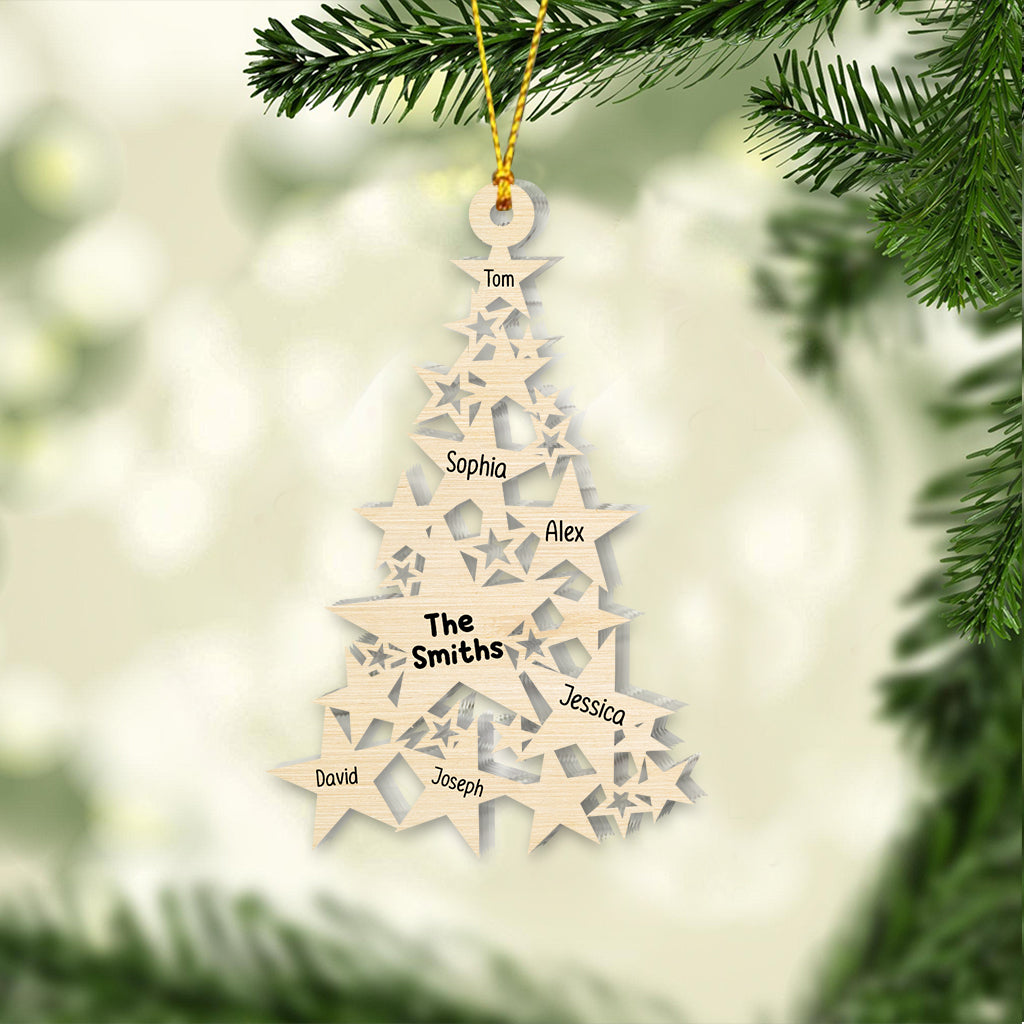 Weihnachtsbaum mit Sternenmotiv und individuellen Familiennamen – Personalisierter Familienschmuck