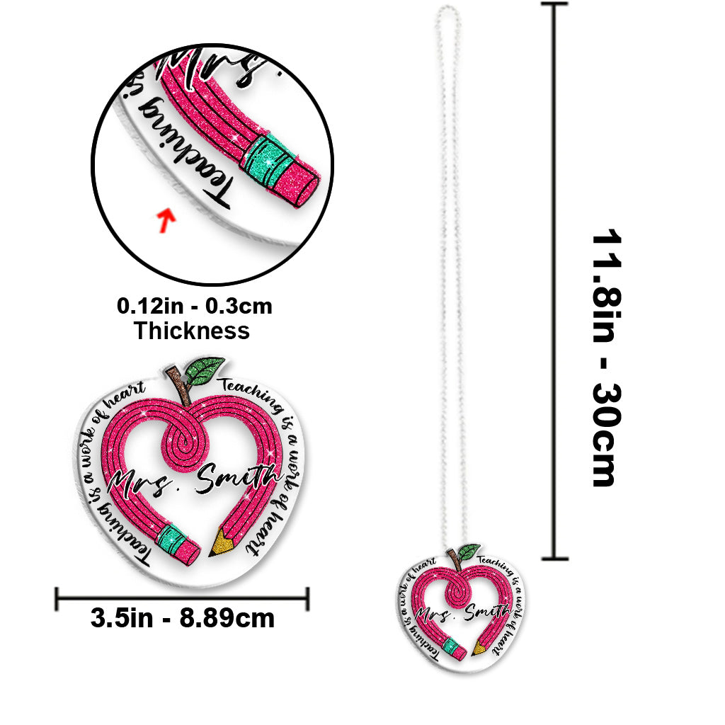 Enseigner, c'est un travail de cœur - Ornement de voiture transparent personnalisé pour enseignants