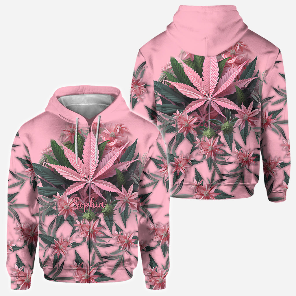 T-shirt rose « Stoner Chick » personnalisé avec motif cannabis.
