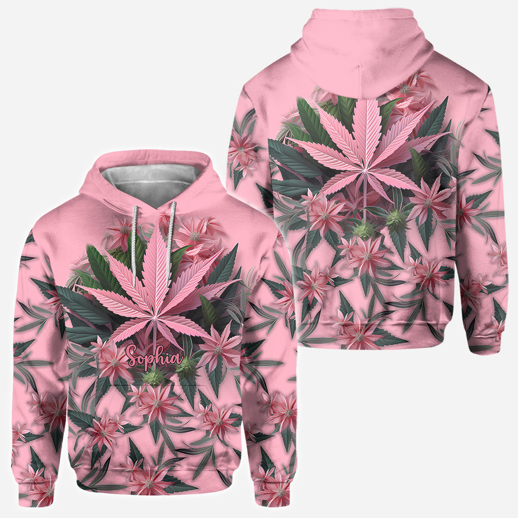 T-shirt rose « Stoner Chick » personnalisé avec motif cannabis.