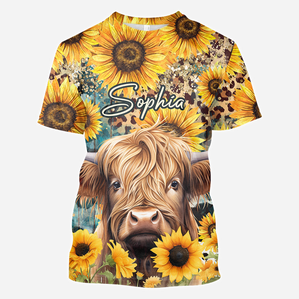 Hochlandrind zwischen Sonnenblumen - Personalisiertes Allover-Shirt