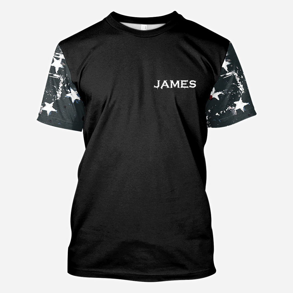 Plus je me rapproche de la nature, plus je deviens le père que je suis. T-shirt personnalisé « Chasse partout » de la série « Idiots ».