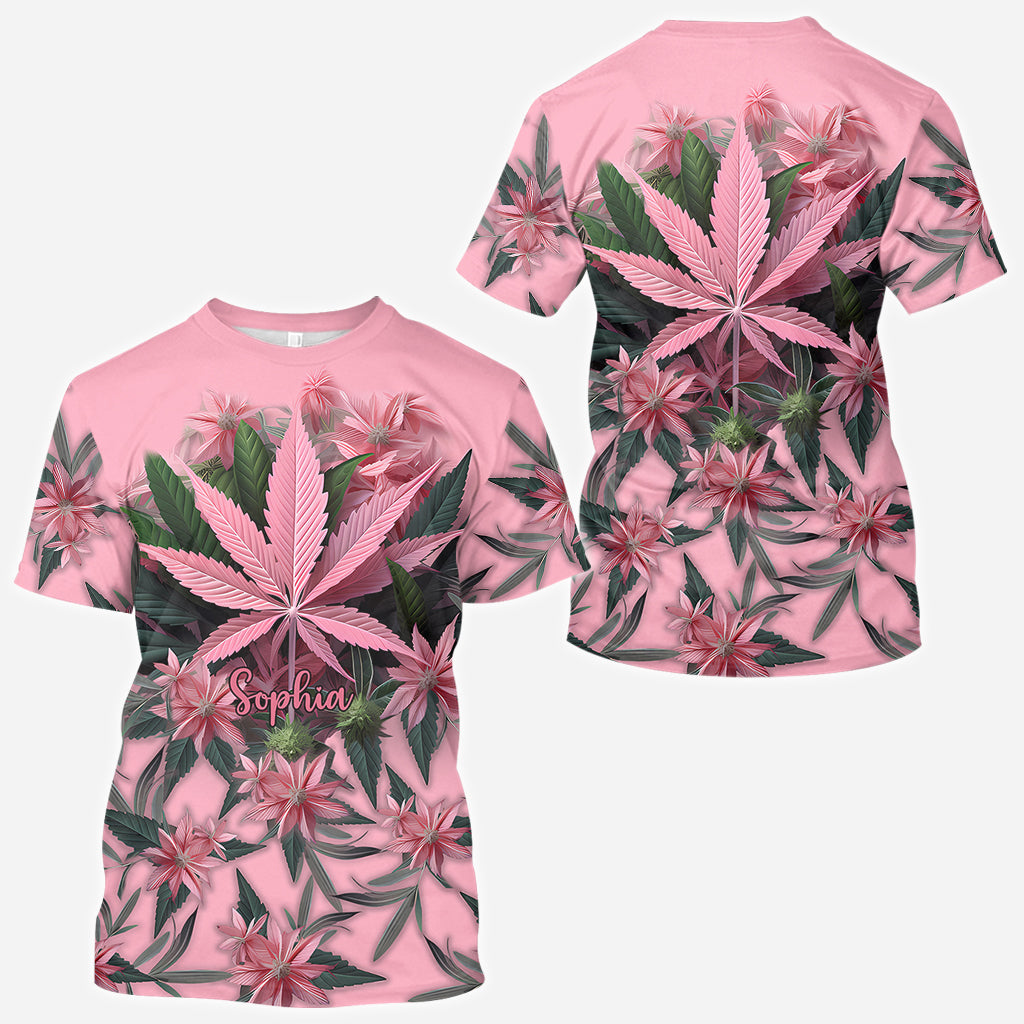 T-shirt rose « Stoner Chick » personnalisé avec motif cannabis.