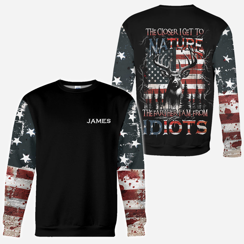 Plus je me rapproche de la nature, plus je deviens le père que je suis. T-shirt personnalisé « Chasse partout » de la série « Idiots ».