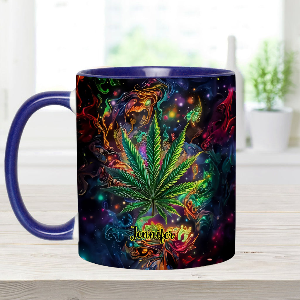 Stoner Chick – Personalisierter Becher mit Cannabis-Akzent