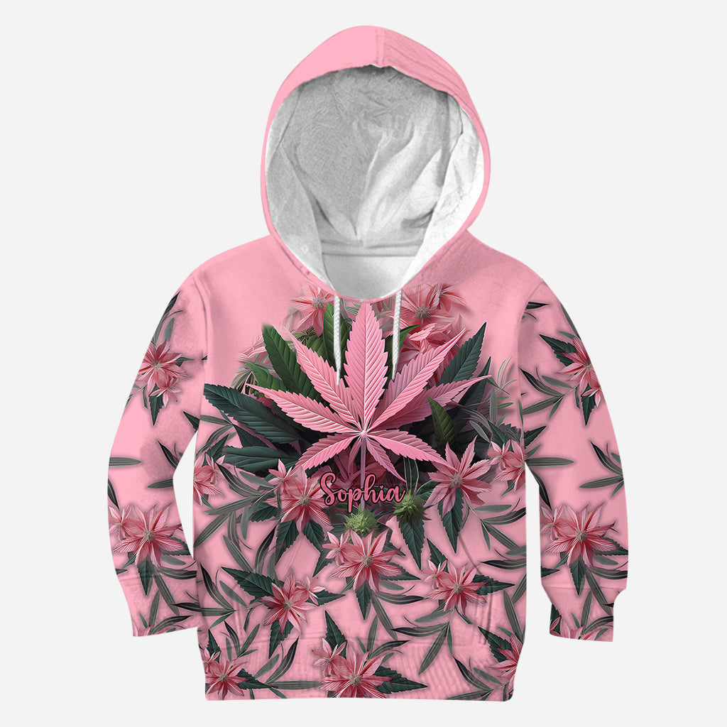 T-shirt rose « Stoner Chick » personnalisé avec motif cannabis.